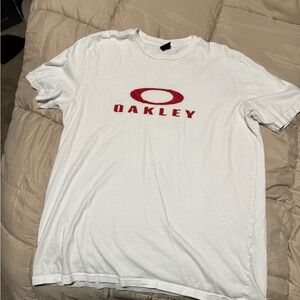 Oakley Logo Tee – White/Red (Regular Fit)